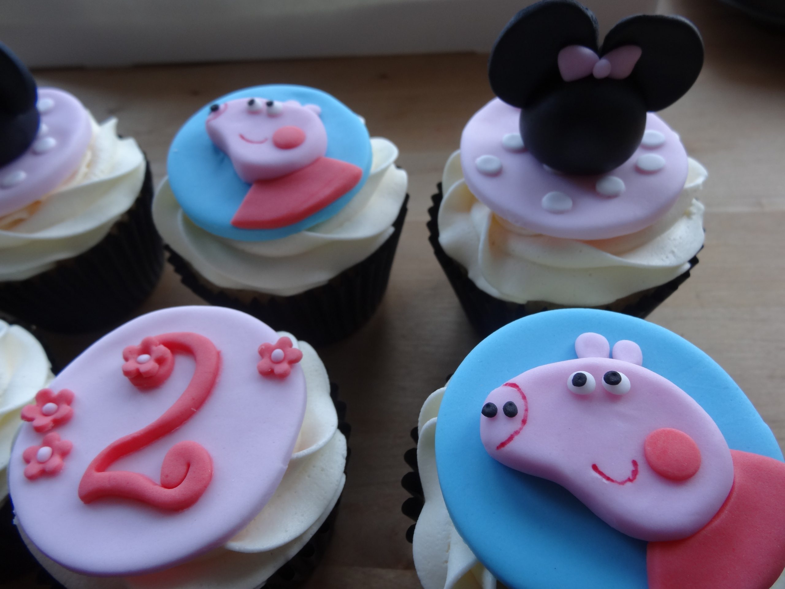 Pepper pig and minnie mouse cupcakes
